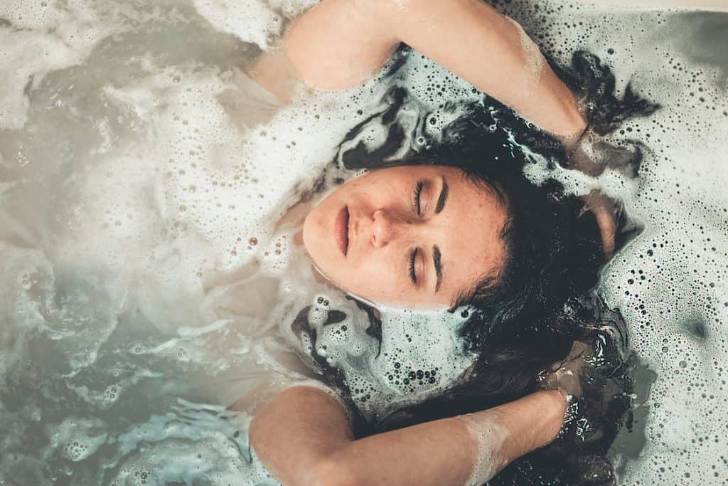 bain chaud traitement hémorroïdes naturel