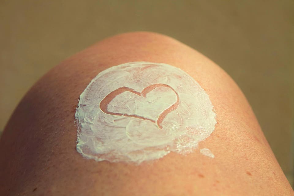Crème solaire peau protection soin visage corps été vacances conseils astuces truc maison domicile
